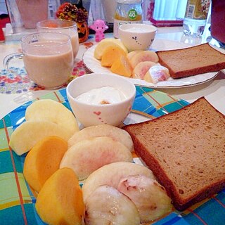 マンゴーヨーグルトとフルーツとトーストの朝食♪